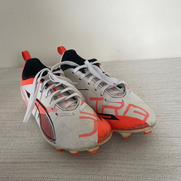 Puma White and Red Soccer Cleats- Size 6. Unisex. - Picture 2 of 9